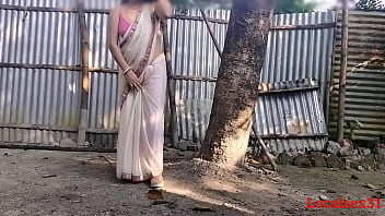 Mature married woman Sonali Bhabi enjoys outdoor sex with local man